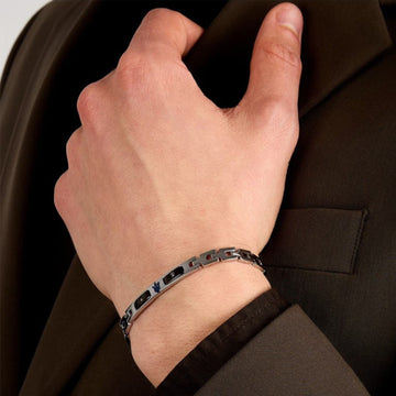 Ανδρικό βραχιόλι Maserati Diamonds JM125ATY24 από ανοξείδωτο ατσάλι και κεραμικό, ασημί-μαύρο με διαμαντάκια και μπλε τρίαινα.